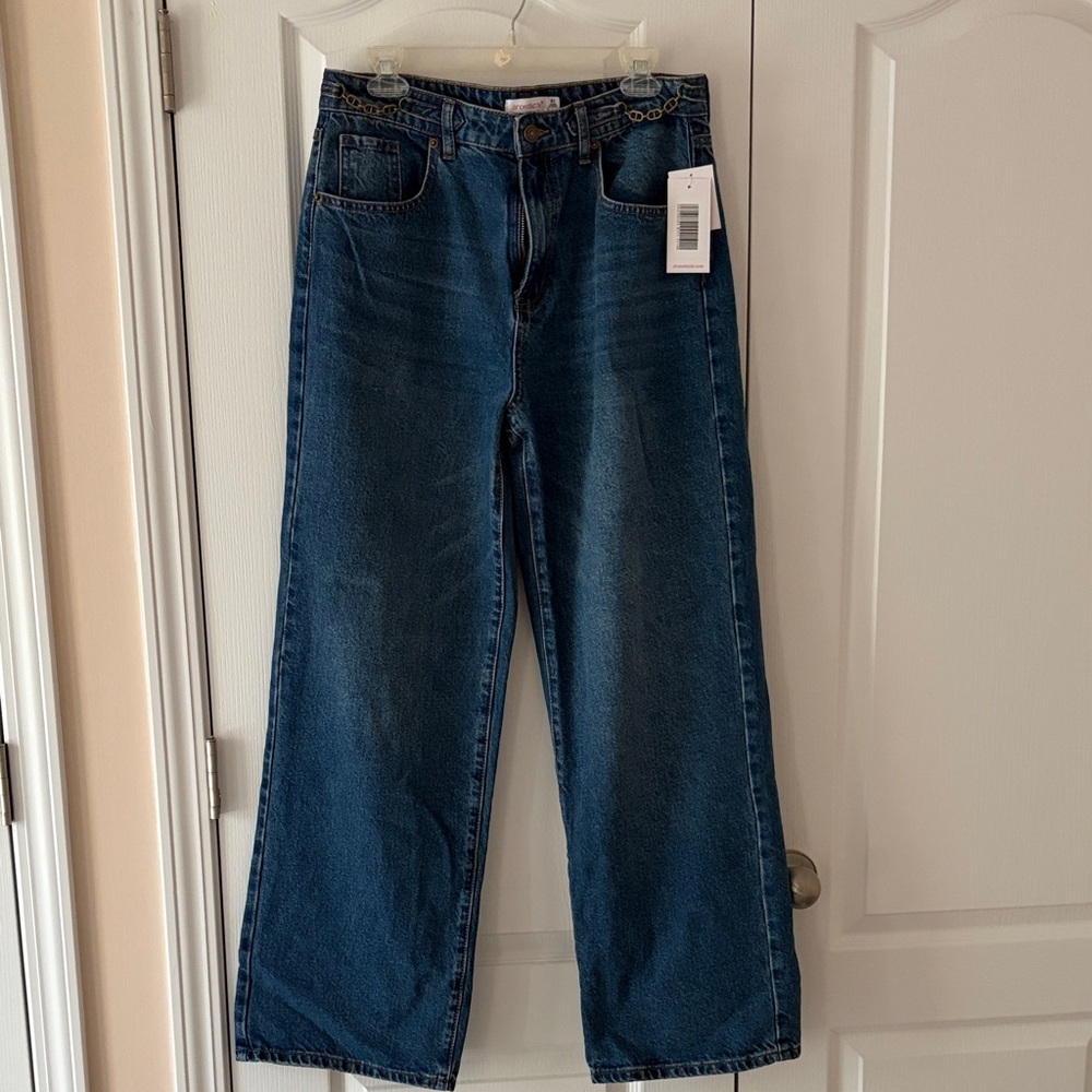 NWT Shoedazzle size 31 Wide-Leg Jeans Medium/ Dark Blue with chain accents